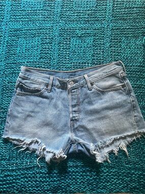 Levi’s 501 Button Fly Blue Denim Frayed Hem Women’s Jean Shorts W29.